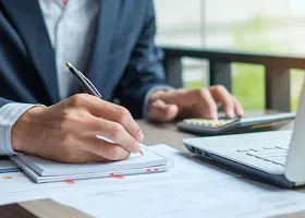 Treasury Manager - AdobeStock_205010770 --- Jo Panuwat D --- 280x200